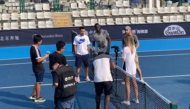 游泳课上 游泳课上