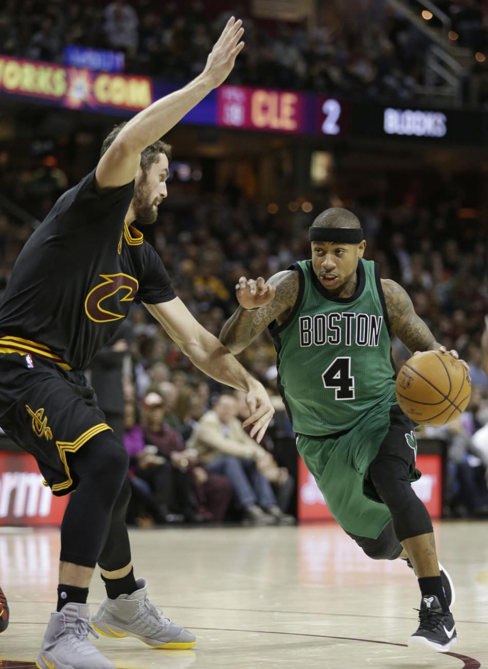 一脚油门踩到底！詹姆斯快攻顺下抬手上篮一条龙