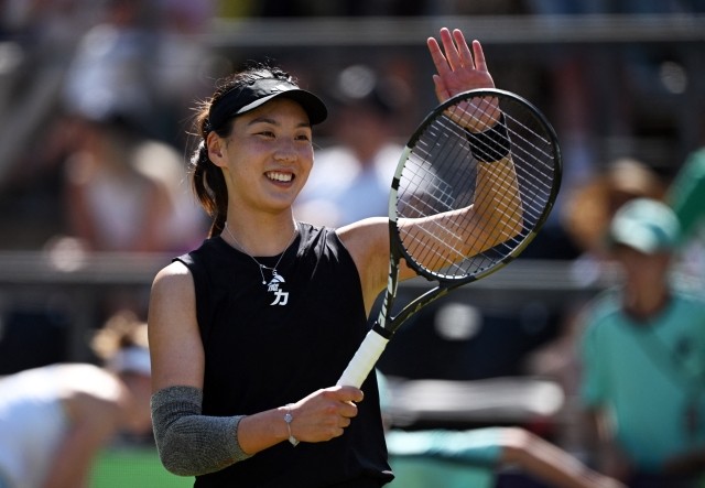 亚利桑那响尾蛇队由于队服设计过于前卫，遭到球迷两极分化评论